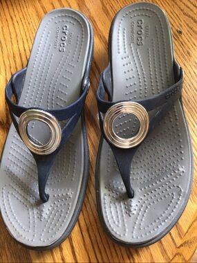 Crocs Sanrah Thong Sandal Womens 10 Navy Blue Wedge Silver Ring Accent